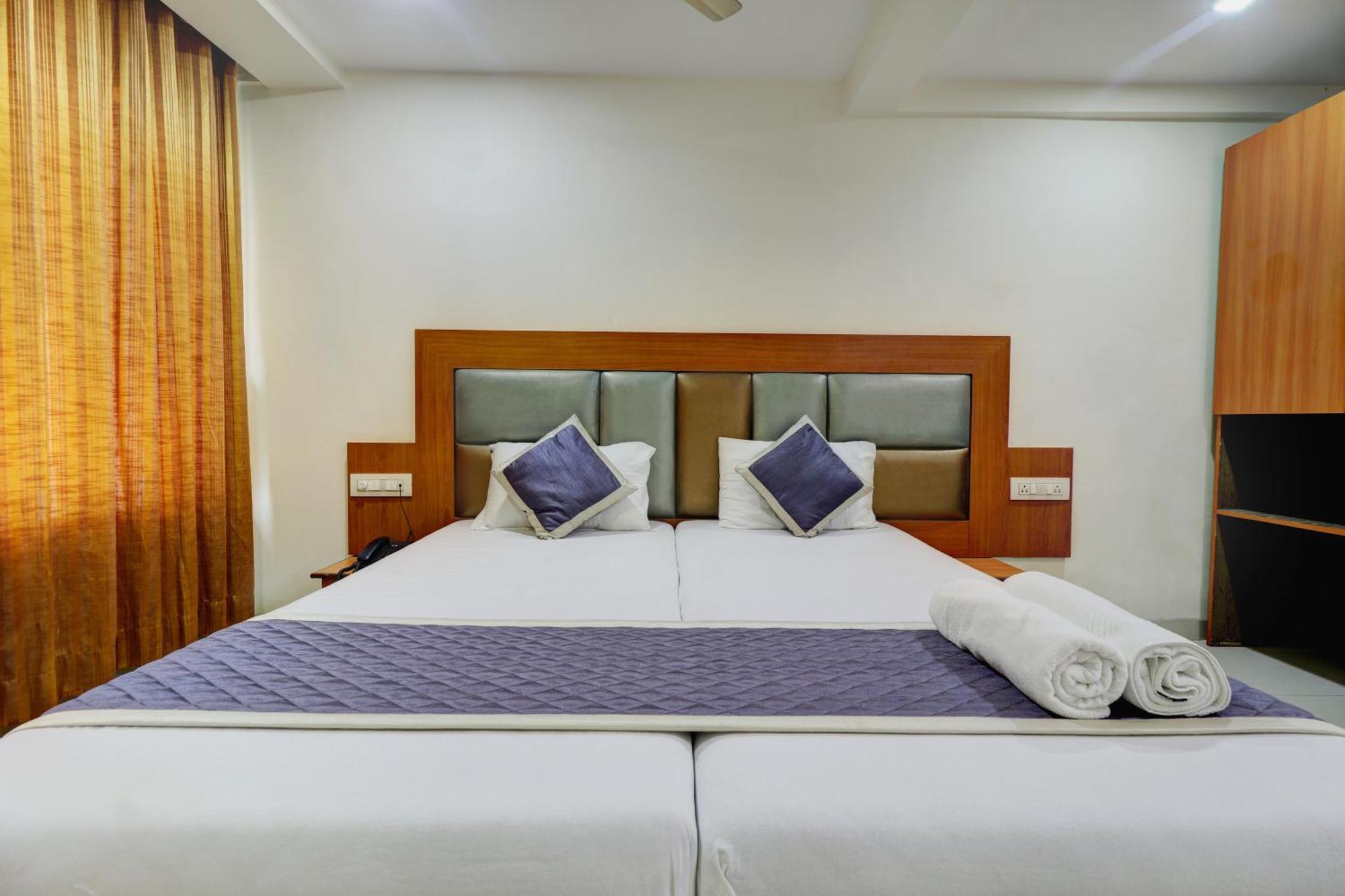 Hotel New Sarovar Grand 판벨 외부 사진