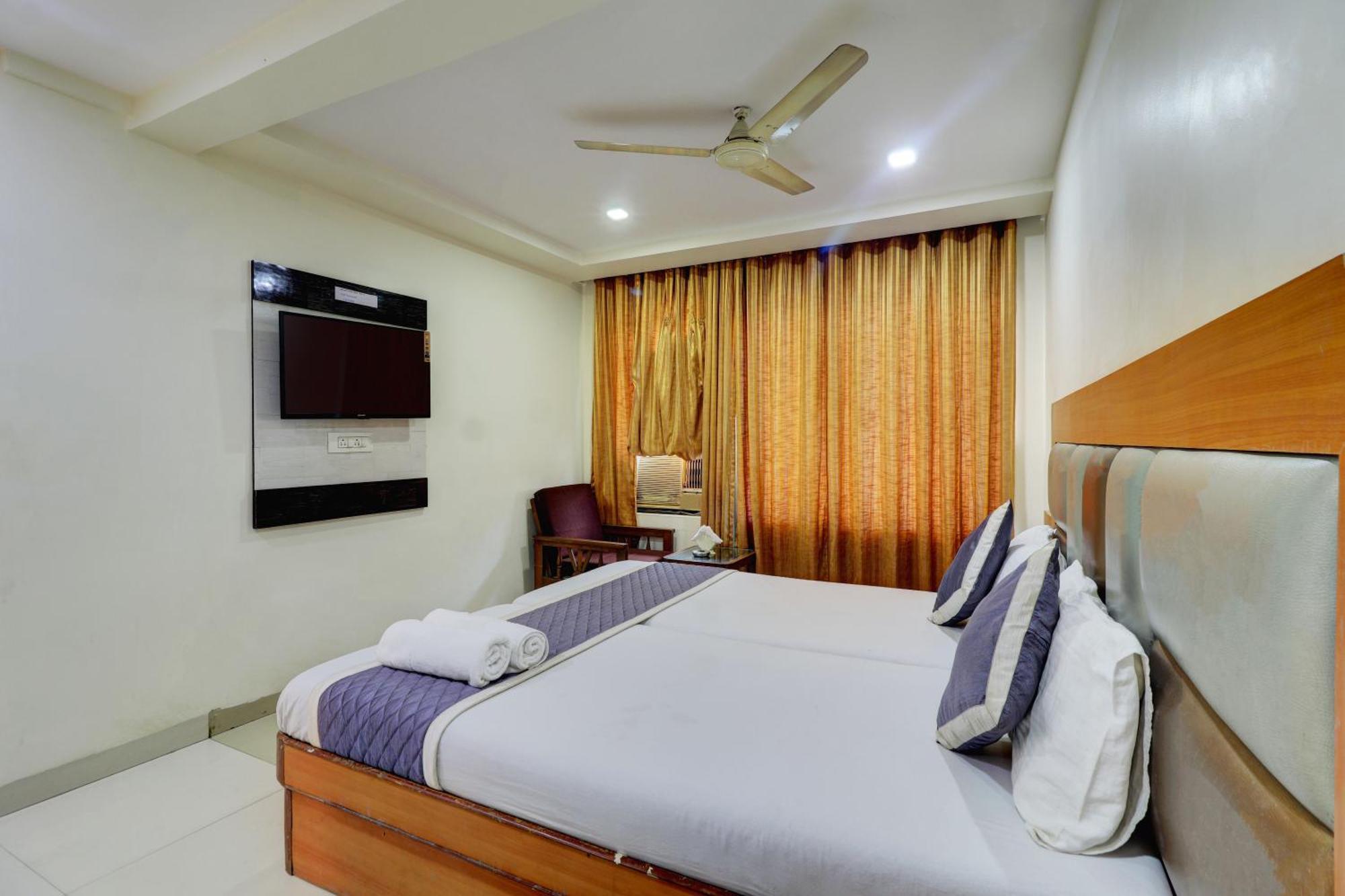 Hotel New Sarovar Grand 판벨 외부 사진