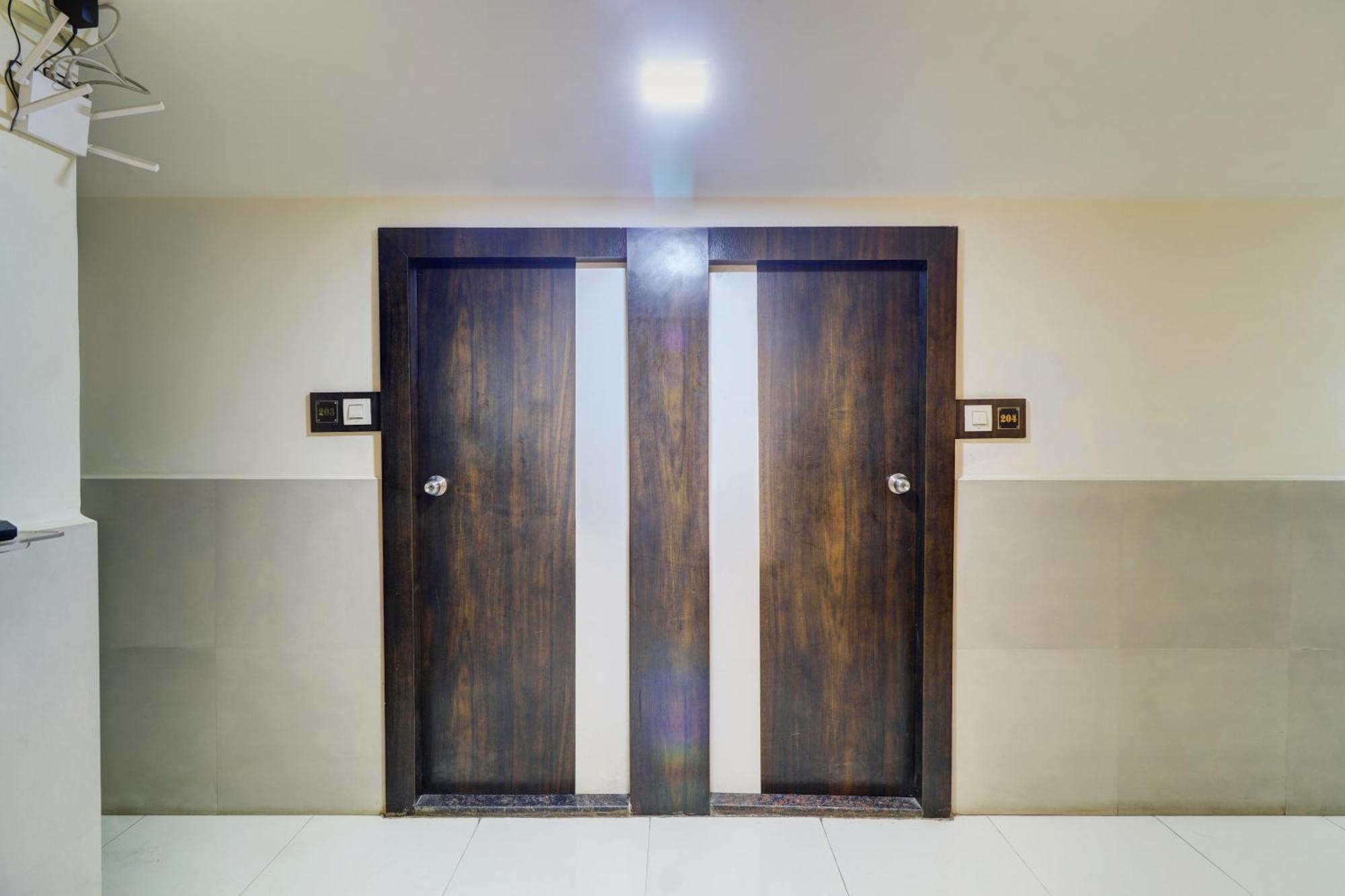 Hotel New Sarovar Grand 판벨 외부 사진